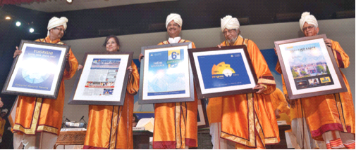 दीक्षान्त समारोह में (बाएं से) डॉ. चिन्मय पंड्या, डॉ. अमिता बिरला, श्री ओम बिरला, डॉ. प्रणव पंड्या और श्री शरद पारधी