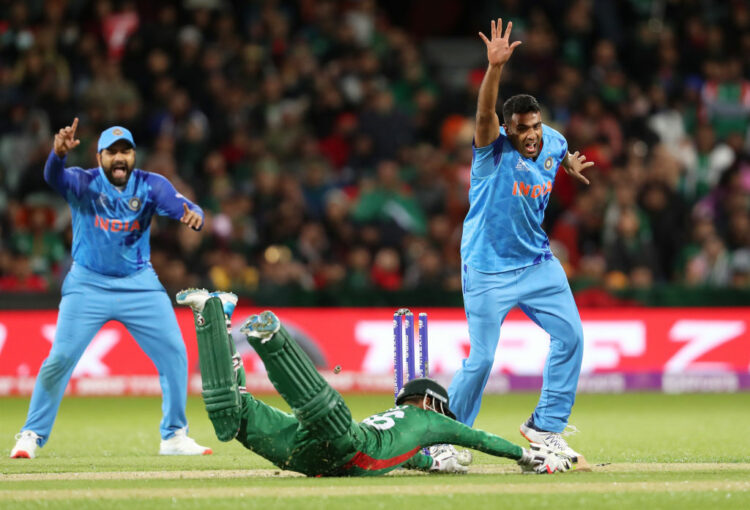 बांग्लादेश के बल्लेबाज को किया आउट