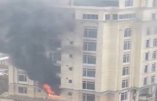 काबुल के होटल में हमले के बाद लगी आग