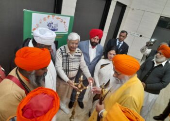 दीप प्रज्जवलित कर गोष्ठी का उद्घाटन करते अतिथि