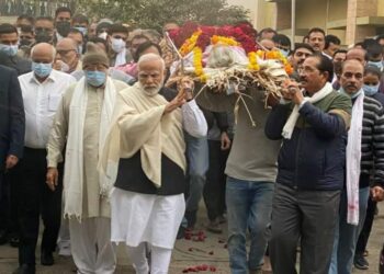 अपनी मां की अर्थी को कंधा देते नरेंद्र मोदी