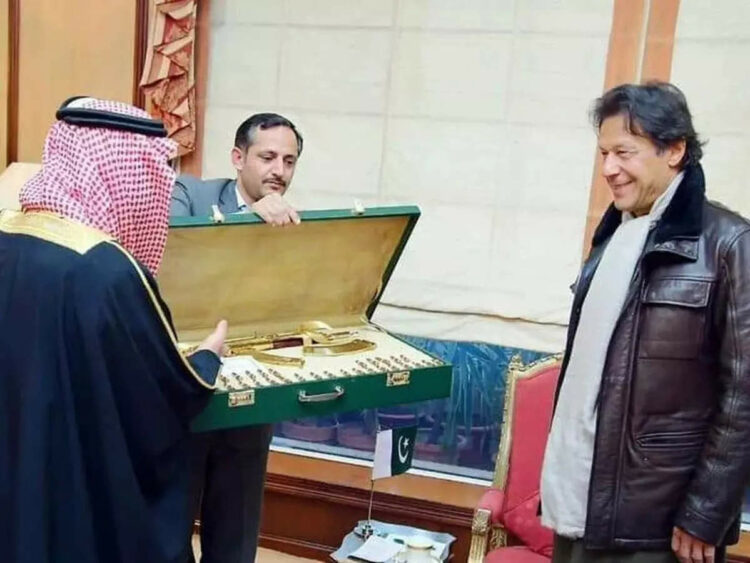 पूर्व प्रधानमंत्री इमरान खान को सोने की एके47 भेंट करते हुए सउदी अरब के नेता   (फाइल चित्र)