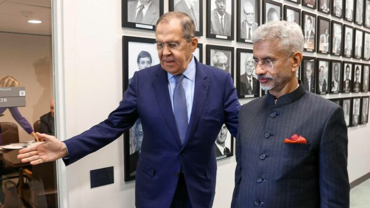 भारत के विदेश मंत्री जयशंकर के साथ रूस के विदेश मंत्री सर्गेई लावरोव (बाएं)