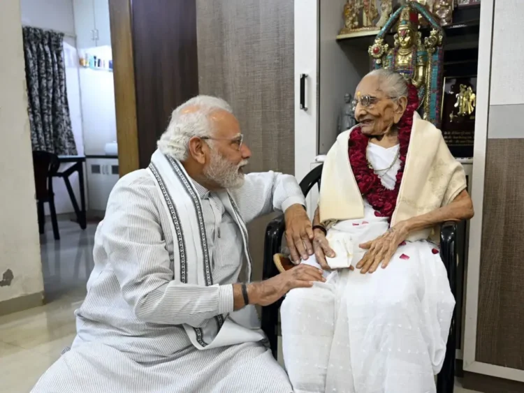 प्रधानमंत्री नरेन्द्र मोदी और उनके जीवन को दिशा दिखाने वालीं उनकी मां हीराबेन   (फाइल चित्र)