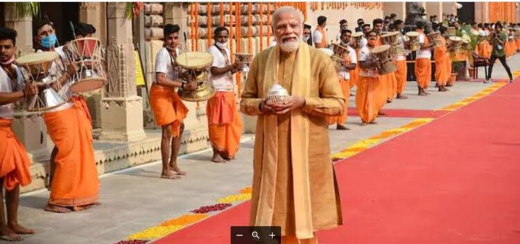 13 दिसम्बर, 2021 को काशी विश्वनाथ गलियारे के उद्घाटन के समय प्रधानमंत्री की इस छवि को देखकर हर भारतीय गौरवान्ति हुआ था।