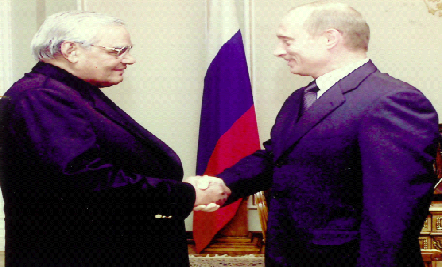 रुस के राष्ट्रपति व्लादिमिर पुतिन के साथ अटल बिहारी वाजपेयी (फाइल चित्र)