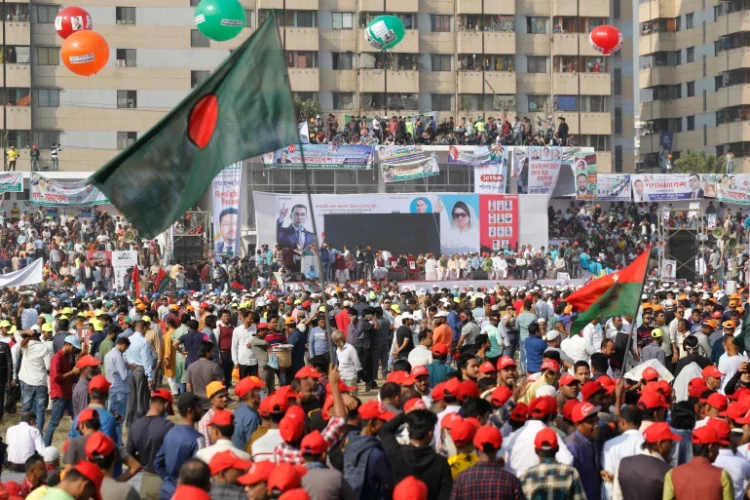 हजारों की संख्या में प्रदर्शनकारियों ने ढाका के केन्द्र में सरकार के इस्तीफे की मांग लेकर प्रदर्शन किया