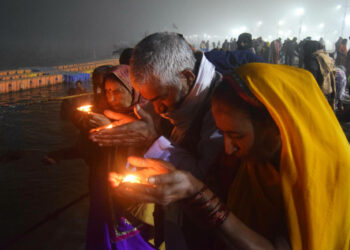 पौष पूर्णिमा पर प्रयागराज में आरती करते श्रद्धालु।