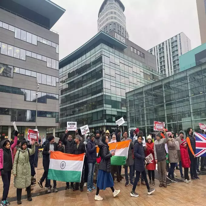 बीबीसी के लंदन स्थित मुख्यालय के सामने विरोध प्रदर्शन करते अनिवासी भारतीय