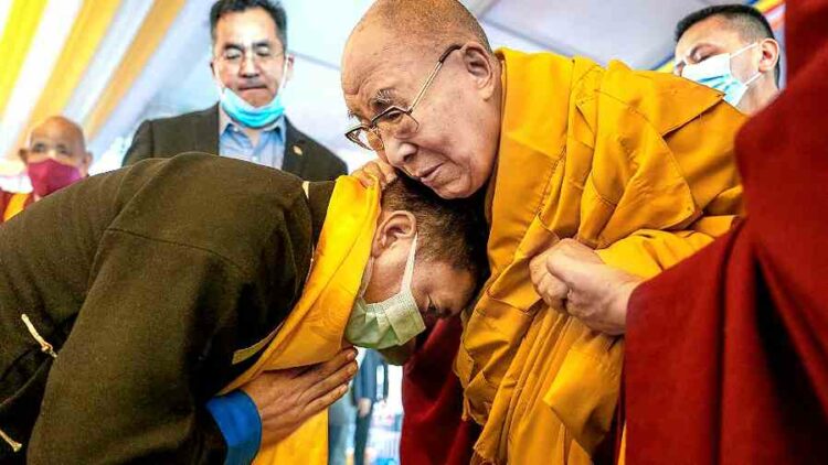 परम पावन दलाई लामा का आशीर्वाद लेते हुए मुख्यमंत्री पेमा खांडू