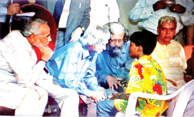 अगस्त, 2002 में गुजरात में अमदाबाद के दंगापीड़ित इलाके नरोदा पाटिया में तत्कालीन राष्ट्रपति डॉ. एपीजे अब्दुल कलाम के साथ तत्कालीन मुख्यमंत्री नरेंद्र मोदी