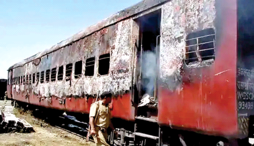 गोधरा में जिहादियों ने ट्रेन में आग लगा दी थी। इस ट्रेन में सवार 59 कार सेवकों की मौत हो गई थी (फाइल चित्र)