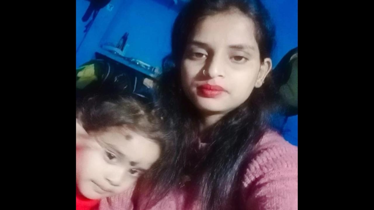 तीन साल की बेटी के साथ ममता देवी, जिनकी हत्या अरमान ख़ान ने कर दी।