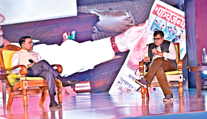 सागर मंथन सुशासन संवाद में मुख्यमंत्री श्री प्रमोद सावंत से संवाद करते पाञ्चजन्य के संपादक श्री हितेश शंकर