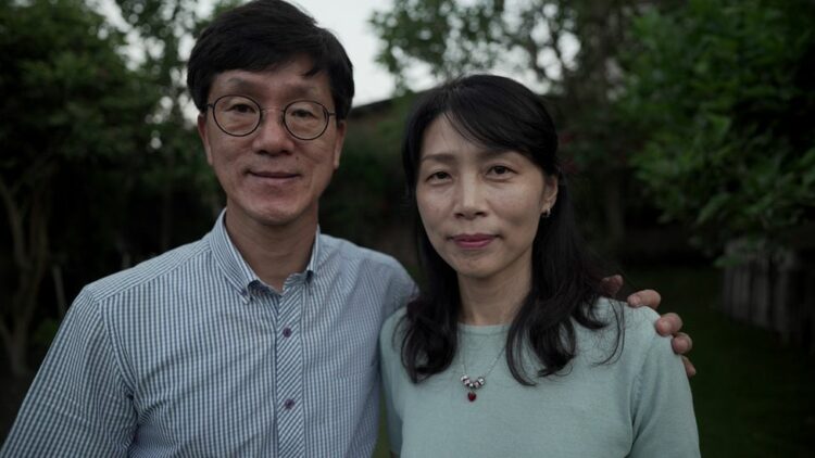 ईसाई मिशनरी पांग छांग-इन अपनी पत्नी ली जिओंग-ही के साथ  (फाइल चित्र)