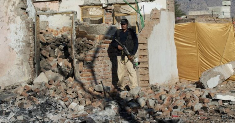 करक जिले में तोड़े गए हिन्दू मंदिर की चौकसी करता एक पुलिसकर्मी   (फाइल चित्र)