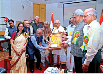 श्री केशव परासरन को सम्मानित करते बड़ा बाजार कुमारसभा पुस्तकालय के पदाधिकारी व अन्य विशिष्टजन