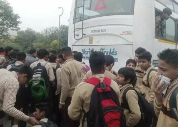प्रत्यक्षदर्शियों के मुताबिक 10 से 12 बच्चों को चोट आई है