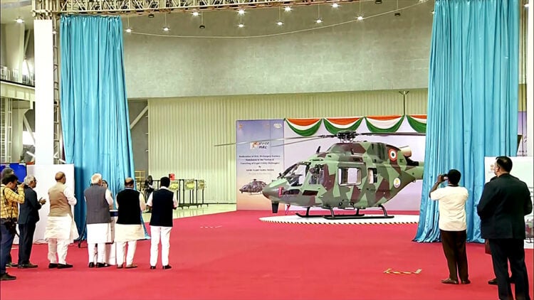 हेलीकॉप्टर फैक्ट्री का उद्घाटन करते प्रधानमंत्री श्री नरेंद्र मोदी