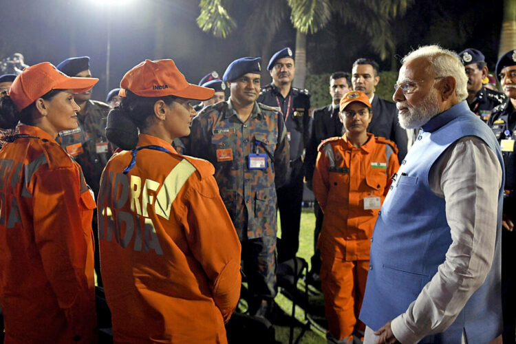 नई दिल्ली में अपने आवास पर एनडीआरएफ कर्मियों से बात करते प्रधानमंत्री नरेंद्र मोदी