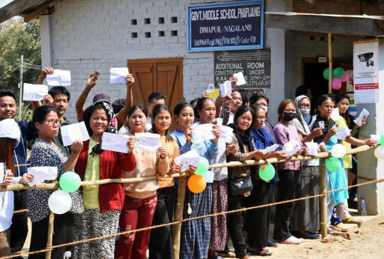 दीमापुर में मताधिकार का प्रयोग करने के लिए कतार में मतदाता