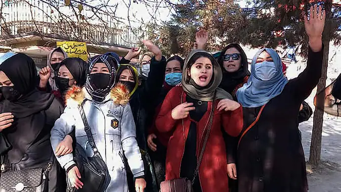 महिलाओं ने उन्हें उनके हक दिए जाने की मांग को लेकर काबुल व अन्य शहरों में मोर्चे निकालने शुरू किए हैं