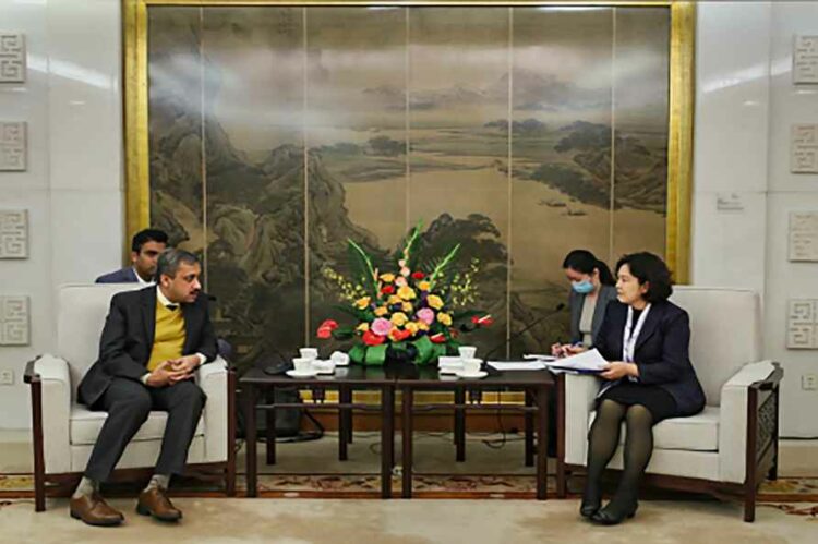 चीन की सहायक विदेश मंत्री हुआ चुनयिंग से भेंट करते हुए संयुक्त सचिव अंबुले