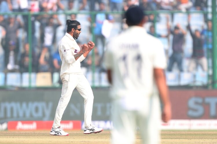 दिल्ली के अरुण जेटली स्टेडियम में खेले गए दूसरे टेस्ट मैच में भारत ने ऑस्ट्रेलिया को तीसरे ही दिन 6 विकेट से हराकर चार मैचों की श्रृंखला में 2-0 की बढ़त हासिल कर ली है।