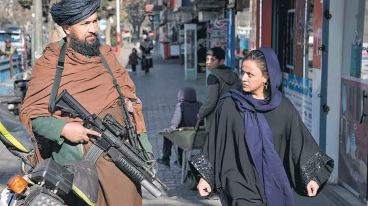 काबुल के बाजार में गश्त करता तालिबान बंदूकधारी