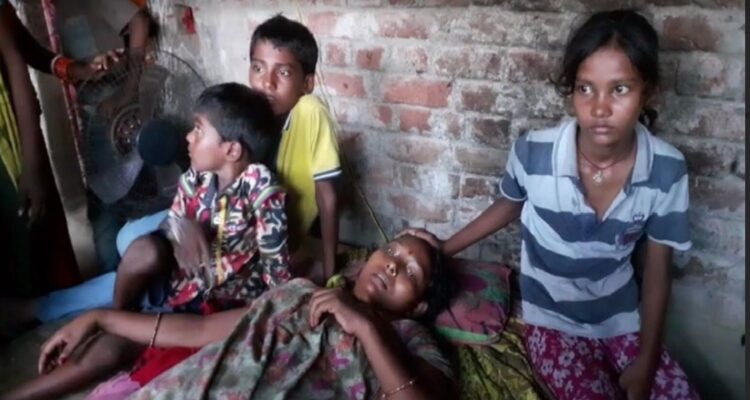 गंभीर हालत में सुनीता देवी और उसके तीन बच्चे