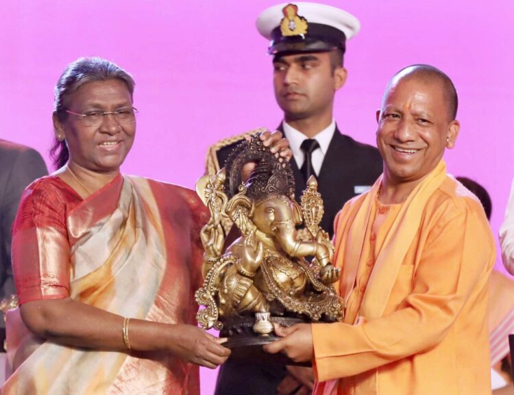 राष्ट्रपति द्रौपदी मुर्मु को भगवान गणेश की प्रतिमा भेंट करते मुख्यमंत्री योगी आदित्यनाथ।