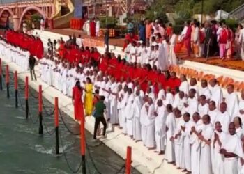 युवाओं को दी सन्यास दीक्षा