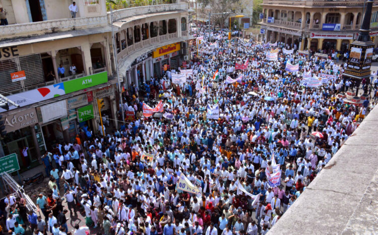 राइट टू हेल्थ बिल के विरोध में जयपुर में रैली निकालते डॉक्टर