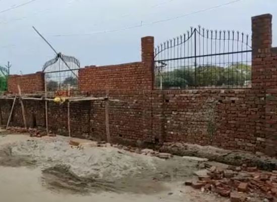 विवाद को देखते हुए अलीगढ़ पुलिस ने कब्रिस्तान में निर्माण रुकवा दिया है, पूर्व सपा विधायक जमीर उल्लाह पर विवाद बढ़ाने का गंभीर आरोप लग रहे हैं। 