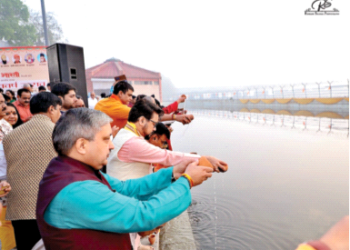 उगते हुए सूर्य को अर्घ्य देते अनुराग ठाकुर, नरेंद्र ठाकुर और अन्य कार्यकर्ता