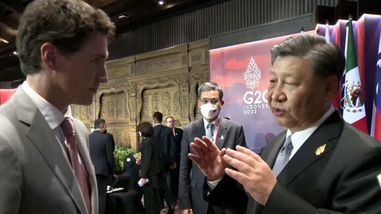 जी-20 सम्मेलन के दौरान चीन के राष्‍ट्रपति शी जिनपिंग बातचीत के लीक होने पर त्रूदो (बाएं)
पर नाराज हुए थे।