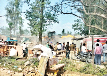 पछुवा देहरादून में अतिक्रमण हटवाते सुरक्षाकर्मी