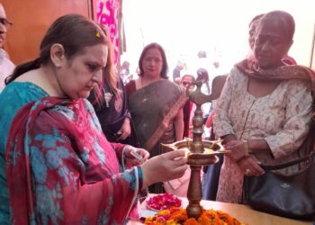 दीप प्रज्ज्वलित कर प्रर्दशनी का उद्घाटन करती डॉक्टर अर्चना धवन बजाज