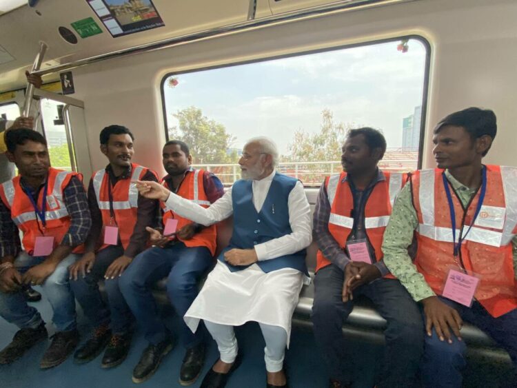 प्रधानमंत्री ने कर्मचारियों, श्रमिकों के साथ की यात्रा