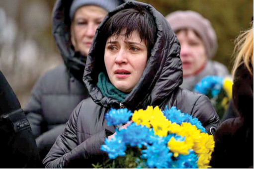 रूस-यूक्रेन युद्ध को एक साल पूरा होने पर बूचा (यूक्रेन) में मारे गए सैनिकों की याद में आयोजित कार्यक्रम में एक आहत यूक्रेनी महिला