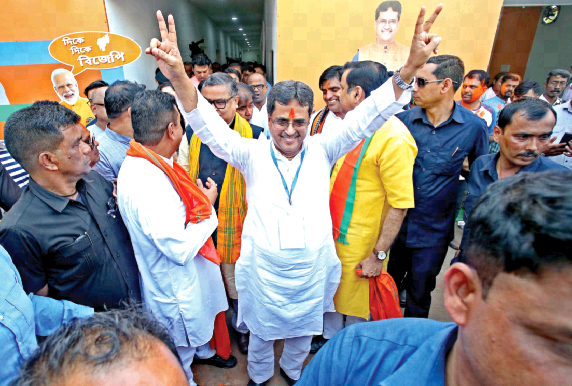 त्रिपुरा में भाजपा को बहुमत मिलने पर पार्टी कार्यकर्ताओं के साथ जश्न मनाते मुख्यमंत्री डॉ. माणिक साहा
