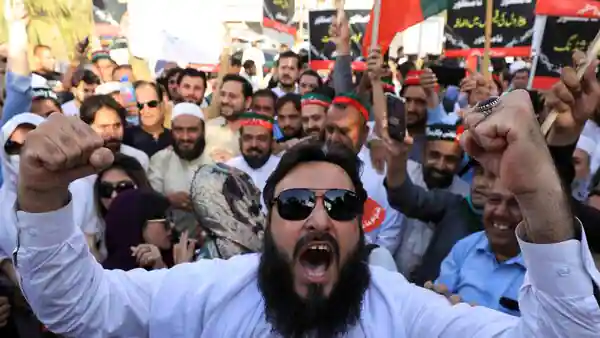महंगाई से त्रस्त पाकिस्तानी प्रदर्शन करते हुए (फाइल चित्र)