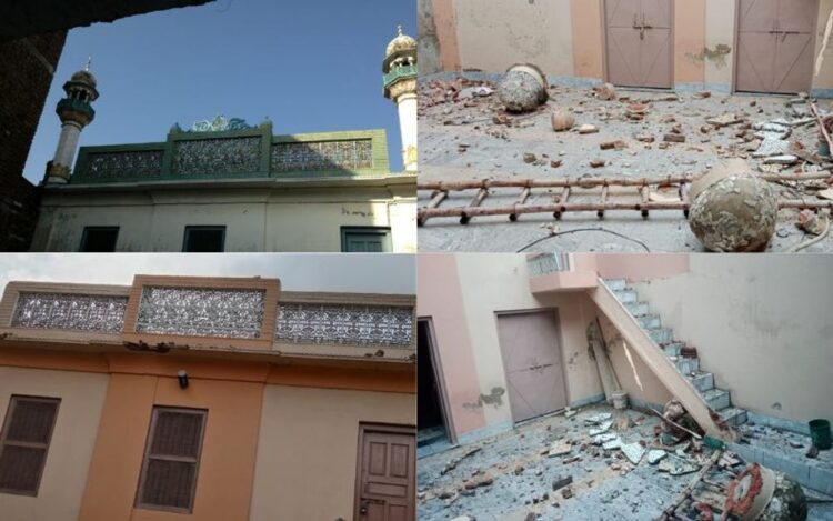 अहमदी मस्जिद (बाएं) मीनारों सहित, और (दाएं) आंगन में पड़ा टूटी मीनारों का मलबा
