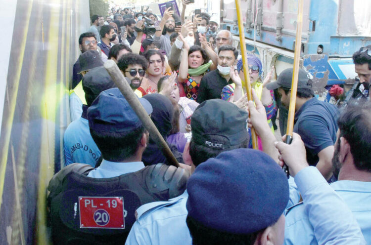महिलाओं पर शाहबाज सरकार की पुलिस ने ऐसी लाठियां भांजी कि कई महिलाओं को गंभीर चोटें आने के समाचार प्राप्त हुए हैं
