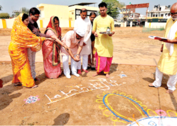 भूमिपूजन करते वरिष्ठ कार्यकर्ता