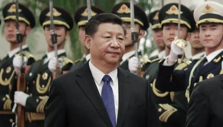 पीएलए सैनिकों के बीच राष्ट्रपति शी जिनपिंग  (फाइल चित्र)