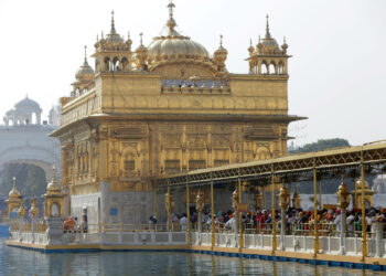 अमृतसर स्थित स्वर्ण मंदिर