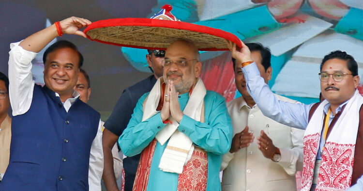 डिब्रूगढ़ में केंद्रीय गृहमंत्री अमित शाह का पारंपरिक तरीके से सम्मान करते मुख्यमंत्री हिमंत बिस्वा सरमा।