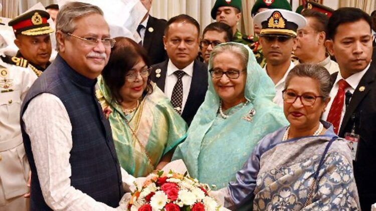 बांग्लादेश की प्रधानमंत्री शेख हसीना से बधाई स्वीकारते हुए शहाबुद्दीन