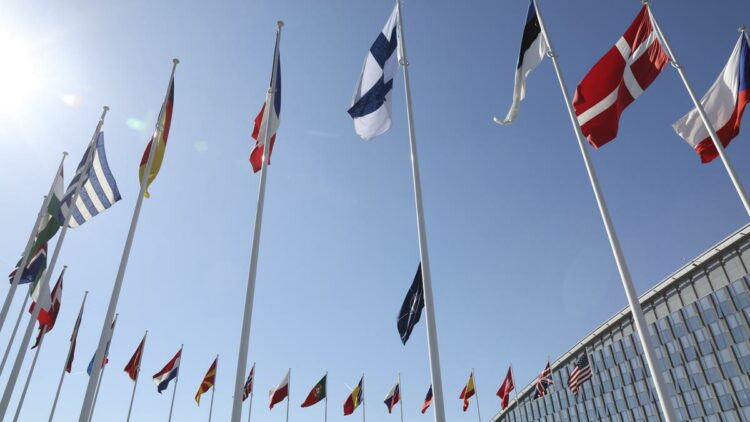 ब्रूसेल्स स्थित नाटो मुख्यालय के सामने एक औपचारिक समारोह में फिनलैंड का झंडा फहराया गया
